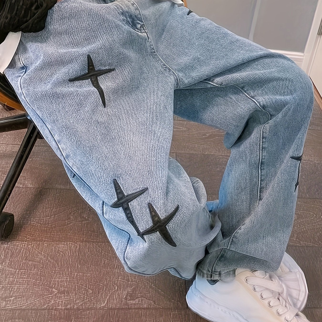 Vaqueros Anchos con Cruces – Estilo Streetwear Azul Lavado