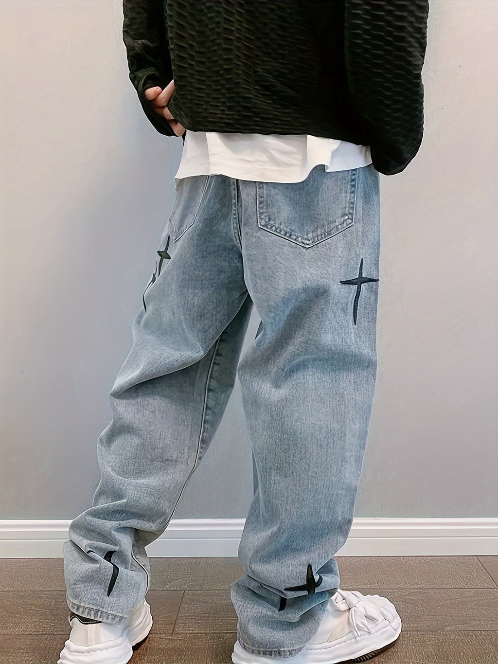 Vaqueros Anchos con Cruces – Estilo Streetwear Azul Lavado