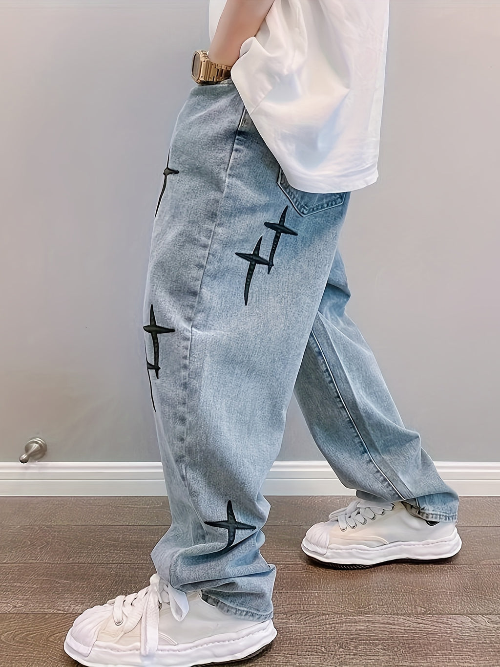 Vaqueros Anchos con Cruces – Estilo Streetwear Azul Lavado