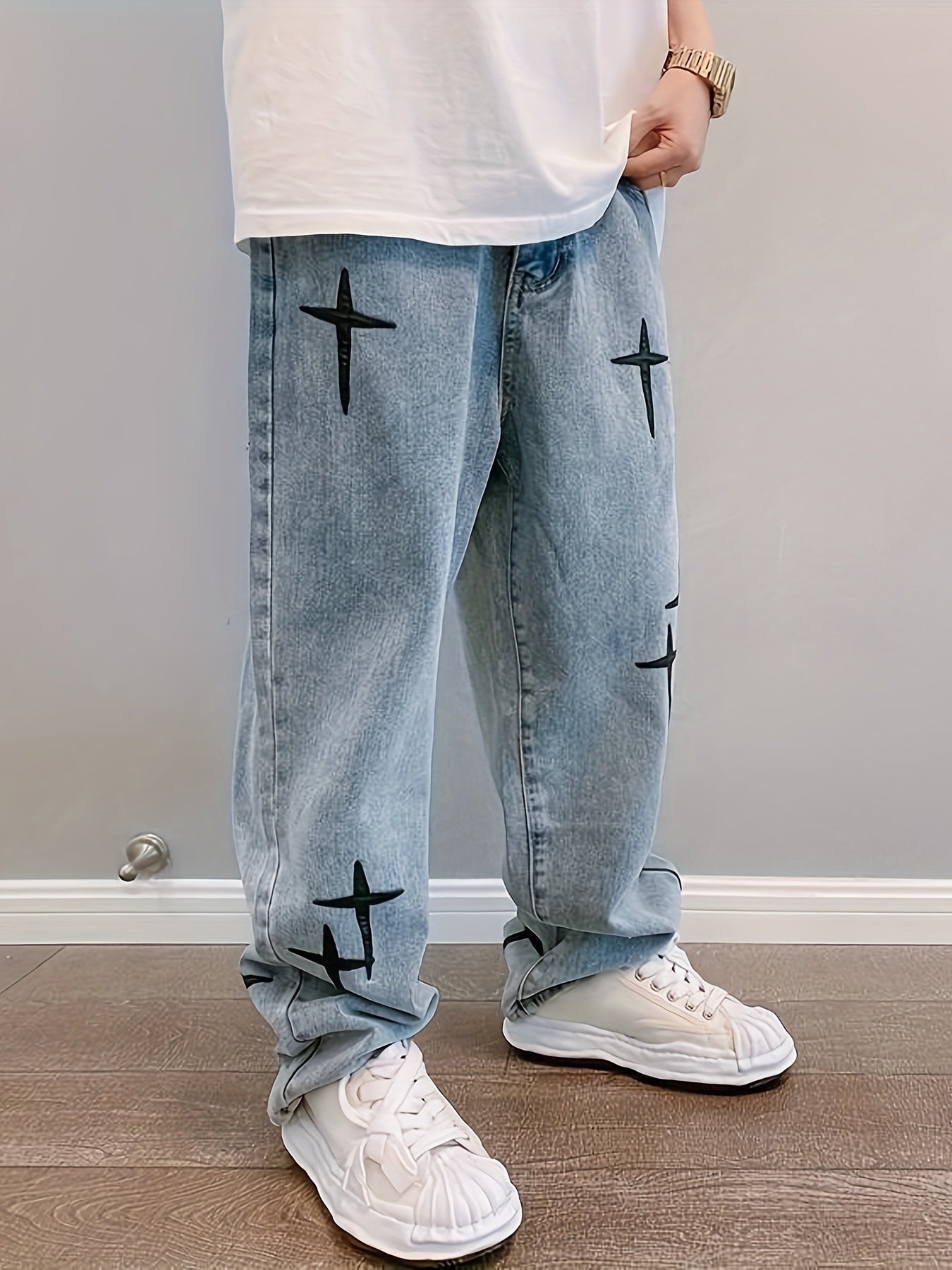 Vaqueros Anchos con Cruces – Estilo Streetwear Azul Lavado